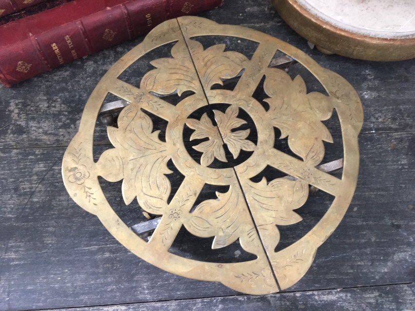 Trivet Antique avec Roues