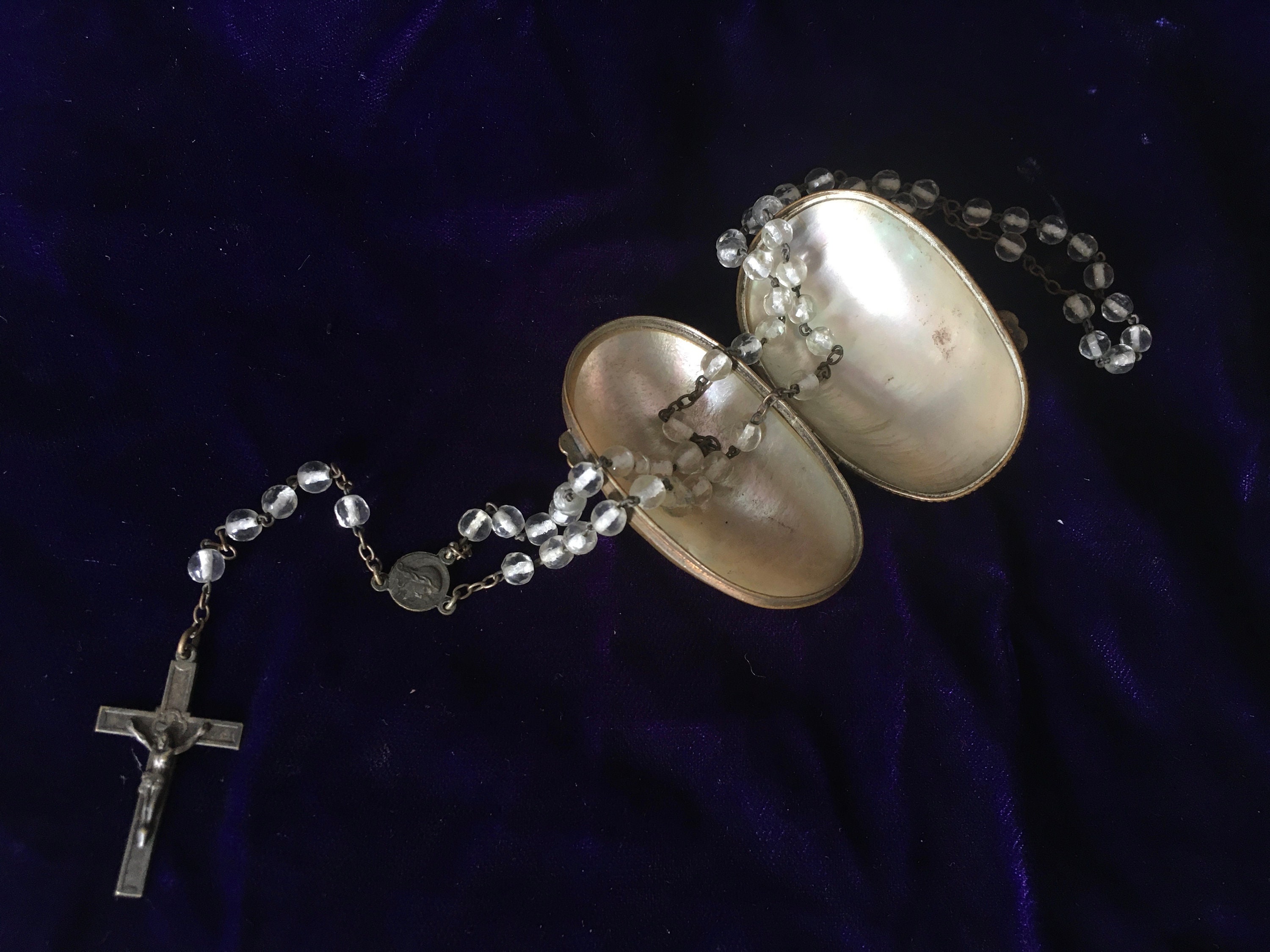 Vieille Coque et Crucifix