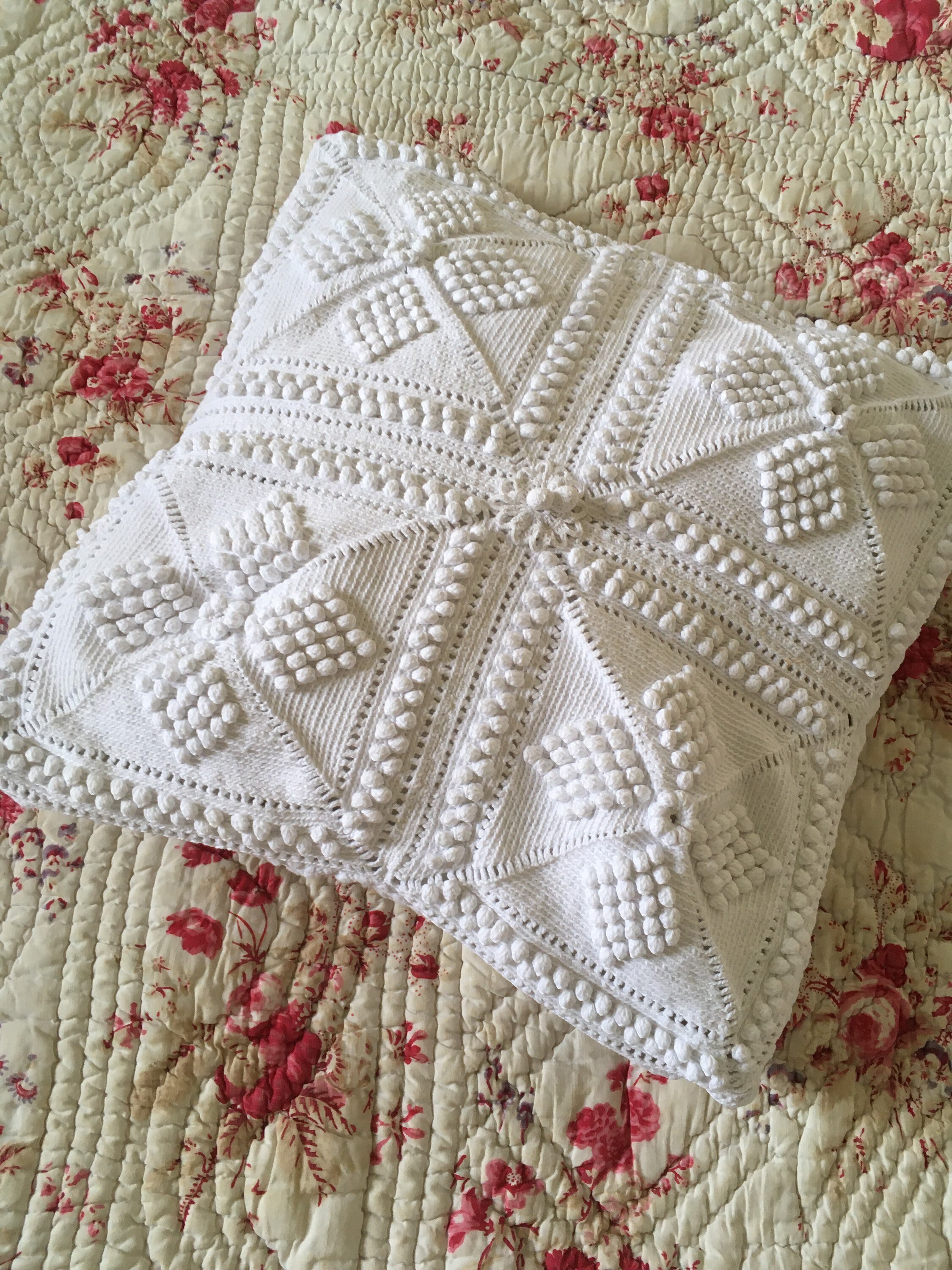 Main Crochetée Petit Coussin Blanc avec Oreiller de Plume