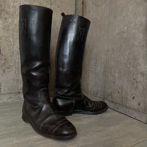 Elegant leather riding boots