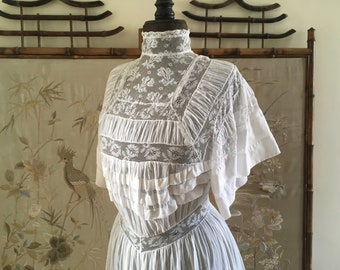Edwardiaanse jurk van wit katoen en kant
