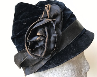 1920s velvet cloche hat