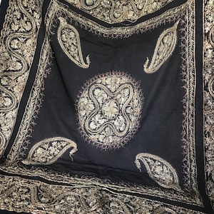 Großer antiker Schal mit Tilla-Goldfadenstickerei