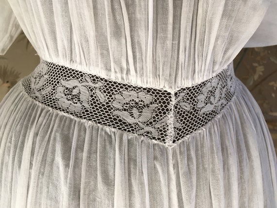 Edwardian white cotton and lace dress - image 9