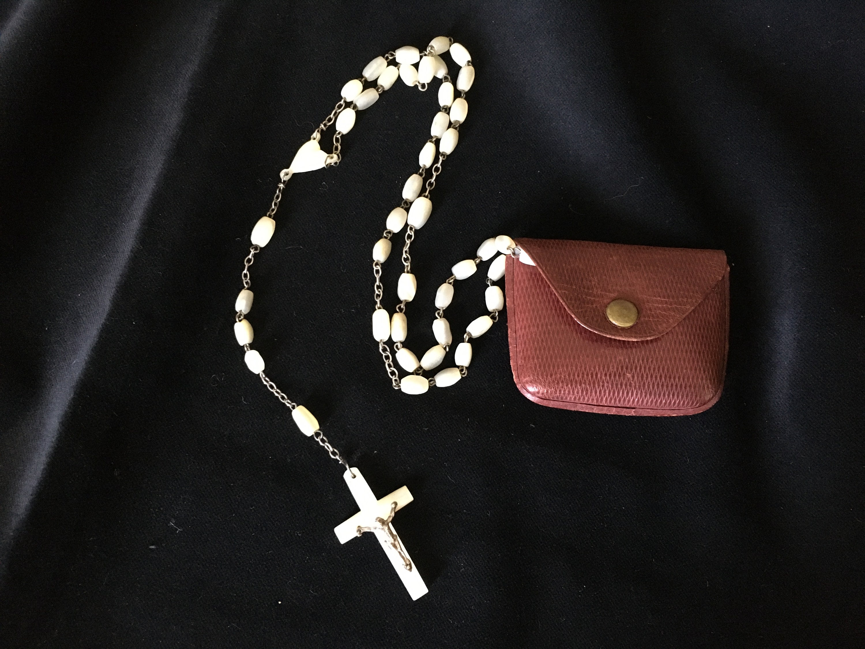 Chapelet de Nacre et Pochette en Cuir