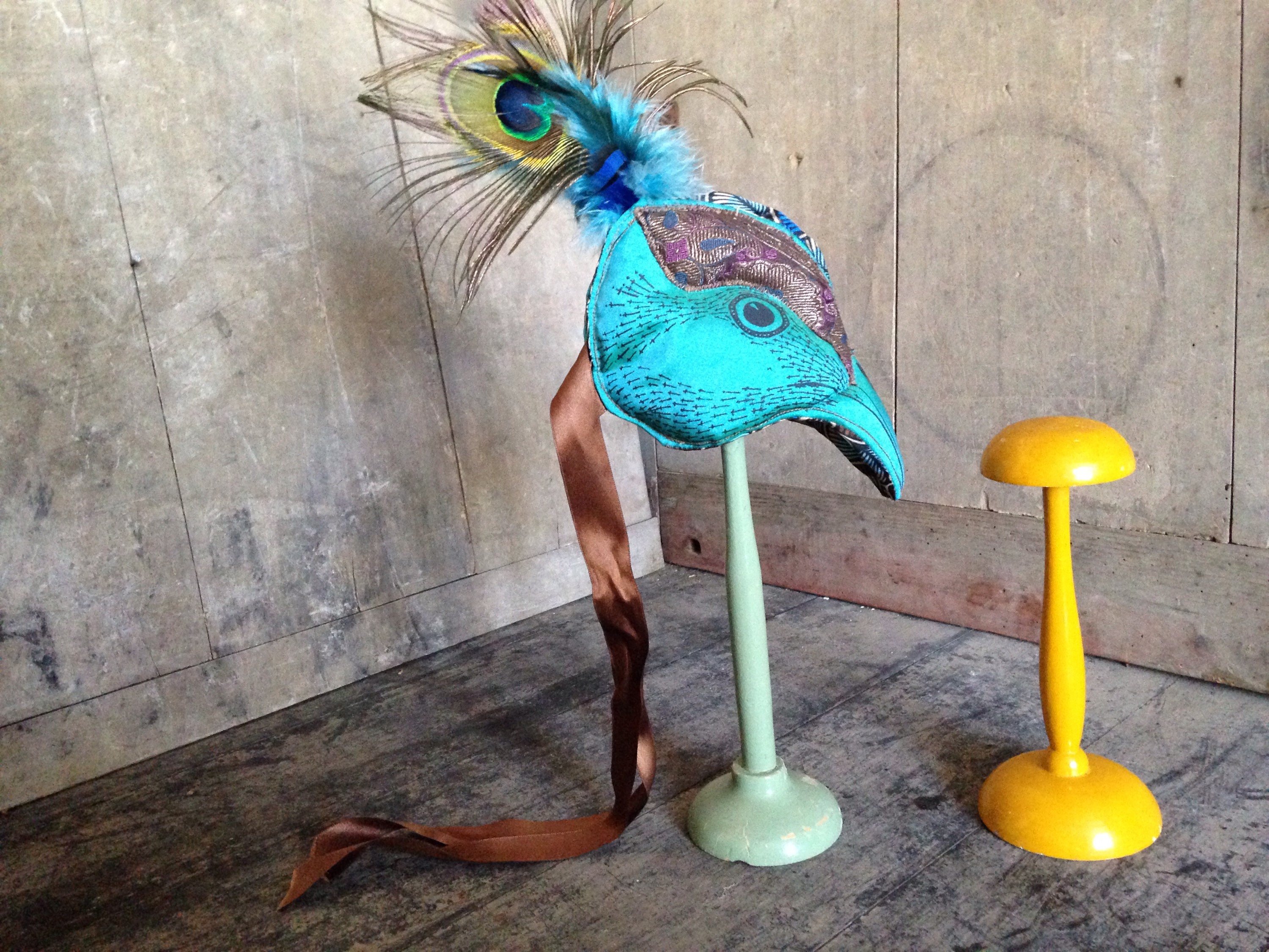 Paire de Chapeaux Peints Vintage