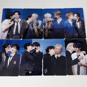 Puede incluir: Ocho tarjetas fotográficas rectangulares con imágenes de artistas masculinos. Las tarjetas muestran varios pares de hombres con atuendo formal e informal, algunos con micrófonos, en varias poses, incluyendo besos en la mejilla.