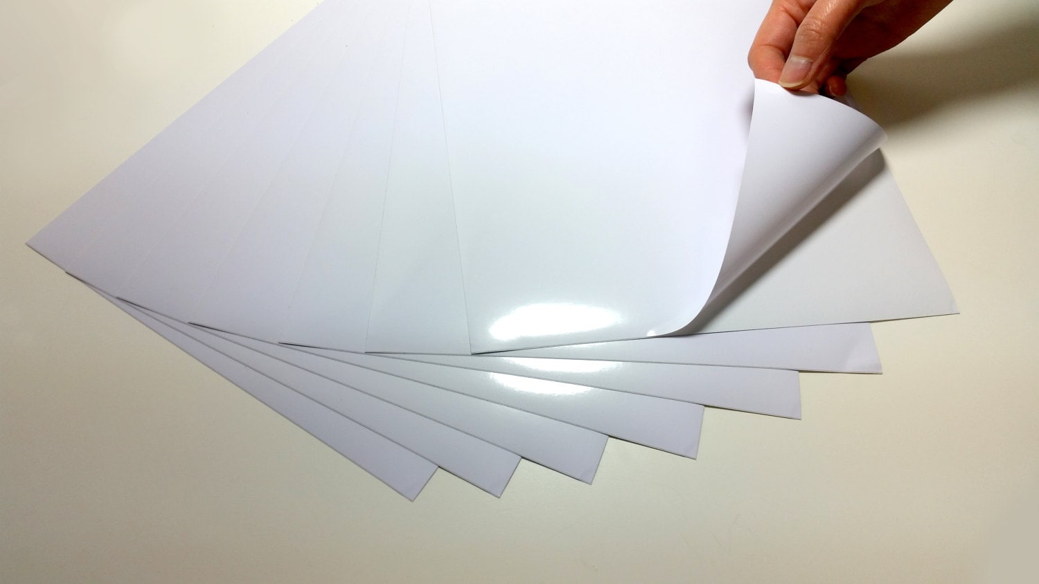 Evergreen Goods 10 feuilles de papier autocollant imperméable A4 en vinyle  PVC blanc brillant, feuilles autocollantes pour imprimantes à jet d'encre  et laser, papier autocollant en vinyle imprimable : : Cuisine et