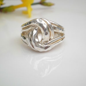Anillo de nudo de eternidad trenzado martillado en plata de ley 925 de LIRM