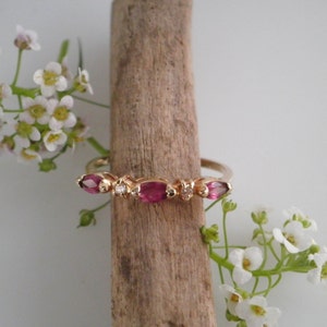 Vintage Beautiful 14K Solid Yellow Gold Genuine Natural Rubies & Diamonds Ring