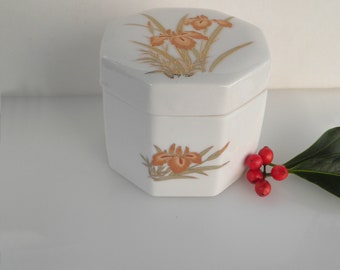 Scatola portaoggetti vintage in porcellana bianca giapponese IRIS di forma ottagonale