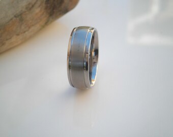 Anello Uomo 8mm In Acciaio E Titanio Con Intarsio Ingranaggio, Fascia Moda Matrimonio Argento