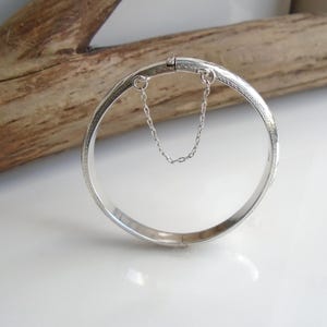 Vintage Hinged Etched Floral Design 925 Sterling Silver 5mm Wide Bangle Bracelet W/ Chain Size 6
