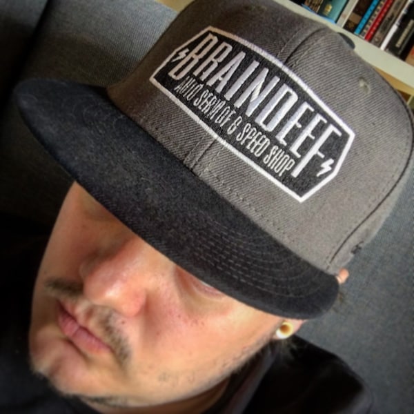 Bestickte Snapback -Braindeef "Auto Service & Speed Shop"