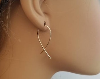 Criss Cross Sleeper Earrings - Pendientes minimalistas Threader esculpidos a mano en alambre relleno de oro de 14kt