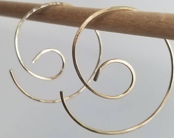 Nautilus Swirl minimalista threader pendientes esculpidos a mano en alambre relleno de oro de 14kt