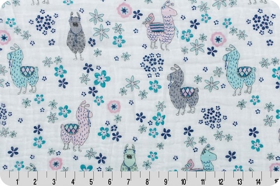 Llama examinant muslin swaddle