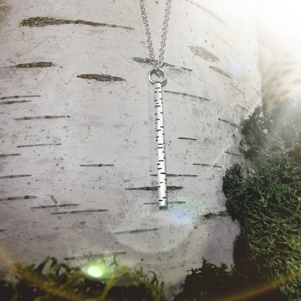 Long collier Bouleau, style sautoir. Inspiré de l'écorce du bouleau et entièrement fait à la main, en argent sterling. Chaine incluse.