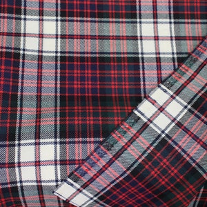 Puede incluir: Un primer plano de una tela de cuadros rojos, blancos y verdes. La tela est&aacute; doblada por la mitad, mostrando los diferentes colores y patrones de los cuadros.