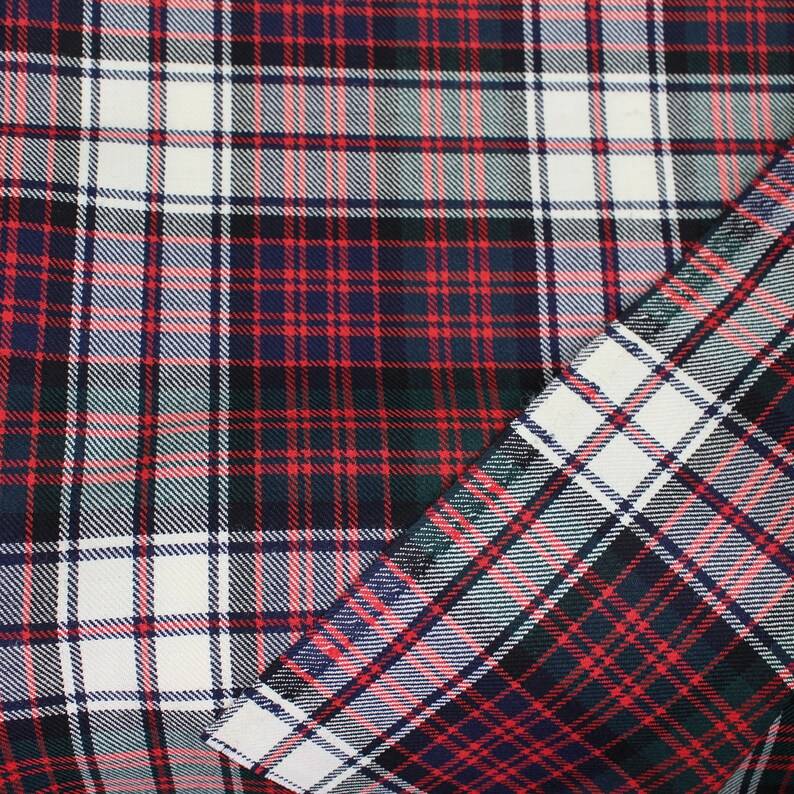 Puede incluir: Un primer plano de una tela de cuadros rojos, blancos y verdes. La tela est&aacute; doblada por la mitad, mostrando los diferentes colores y patrones de los cuadros.