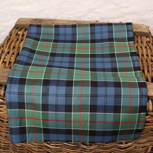 Prédécoupé - Tartan écossais *Ancient* Colquhoun - Fat Quarter (75 x 50 cm / 29 x 19 pouces) - Fine 100 % laine 11 oz - Fabriqué en Grande-Bretagne