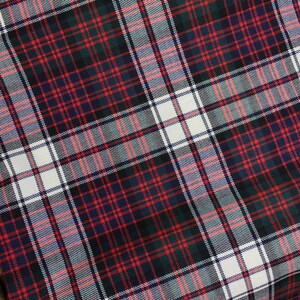 Puede incluir: Un primer plano de una tela de cuadros rojos, blancos y verdes. La tela tiene una textura tejida y un patr&oacute;n repetitivo.
