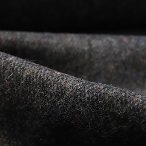 Svart regnbågsmönstrat tweedtyg i 100 % ull, tillverkat i Storbritannien **Säljs per halvmeter** Inte Harris - Vackert brittiskt tillverkat ulltyg!