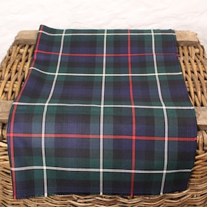 Prédécoupé - Tartan écossais *moderne* MacKenzie - Fat Quarter (75 x 50 cm / 29x19 pouces) - Fine 100 % laine 11 oz - Fabriqué en Grande-Bretagne