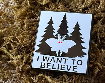 Mothman - I Want To Believe - 1.23" Large Émail Pin - Cryptid, Halloween, Folklore