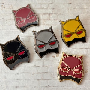 Pin esmaltado con máscara de casco de Daredevil - Marvel, para solapa, sombrero, bolso, Matt Murdock