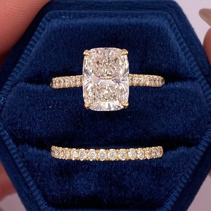 Anillo de compromiso de 2,5 quilates con halo oculto de diamantes cultivados en laboratorio, talla cojín alargada E/VVS2, con certificación IGI y banda de diamantes redondos a juego en oro de 14 k.