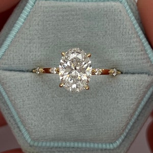 D-kleur VVS1/VVS2 helderheid IGI-gecertificeerd ovaal geslepen laboratoriumgekweekte diamant dunne, delicate solitaire verlovingsring 14k goud