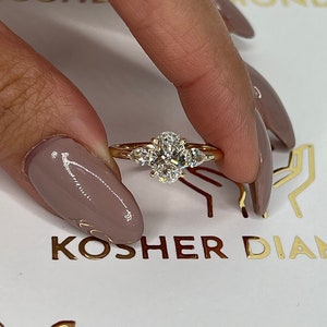 1.8 Karat IGI zertifiziert D / VVS1 Oval Cut Lab erstellt Drei-Stein-Diamant-Verlobungsring, seitliche Diamanten im Birnenschliff, 14k Gelbgold
