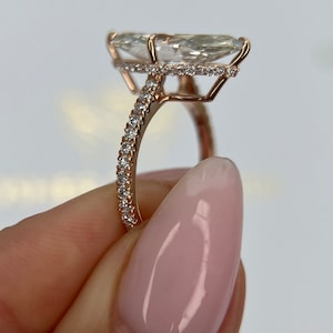 Neues Design 4.60 Karat F / VS1 IGI-zertifizierter Marquise-Cut-Labor erstellter Diamant-Verlobungsring., Versteckter Halo-Round Side-Diamantring aus 18 Karat Gold
