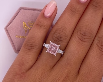 3.5 carat Fancy Vivid Pink Color VVS2 Clarity IGI Certified Princess Cut Three Stone Lab Diamond Engagement Ring Side Baguettes 18k Gold