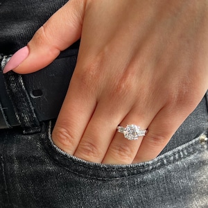Anillo de compromiso solitario de tres piedras con diamantes cultivados en laboratorio de talla IDEAL redonda, con certificación IGI E/VS1, de 3 quilates, con baguettes laterales, oro blanco de 14 k