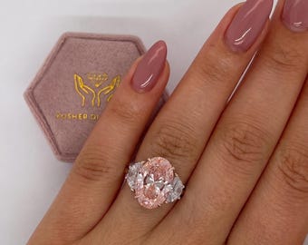 9 Carat Vivid Pink Color VVS2 IGI CERTIFIED Oval Cut Lab Grown Diamond Three Stone Engagement Ring Half Moon Side Diamonds 18k Two Tone Gold