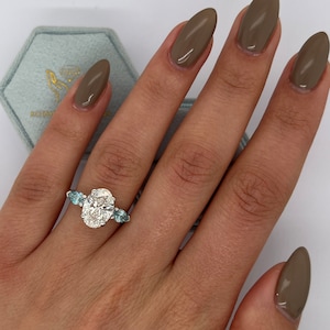 Stijlvolle blauw-witte 3,20 karaat F/VVS2 drie stenen lab diamant ovaal geslepen verlovingsring, peervorm blauwe diamanten aan de zijkant IGI-gecertificeerd