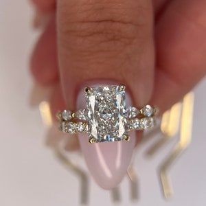 Anillo de compromiso de 2,75 quilates con halo oculto de diamantes cultivados en laboratorio de talla radiante E/VVS2 con certificación IGI, engaste de marquesa lateral y banda de diamantes redondos a juego.