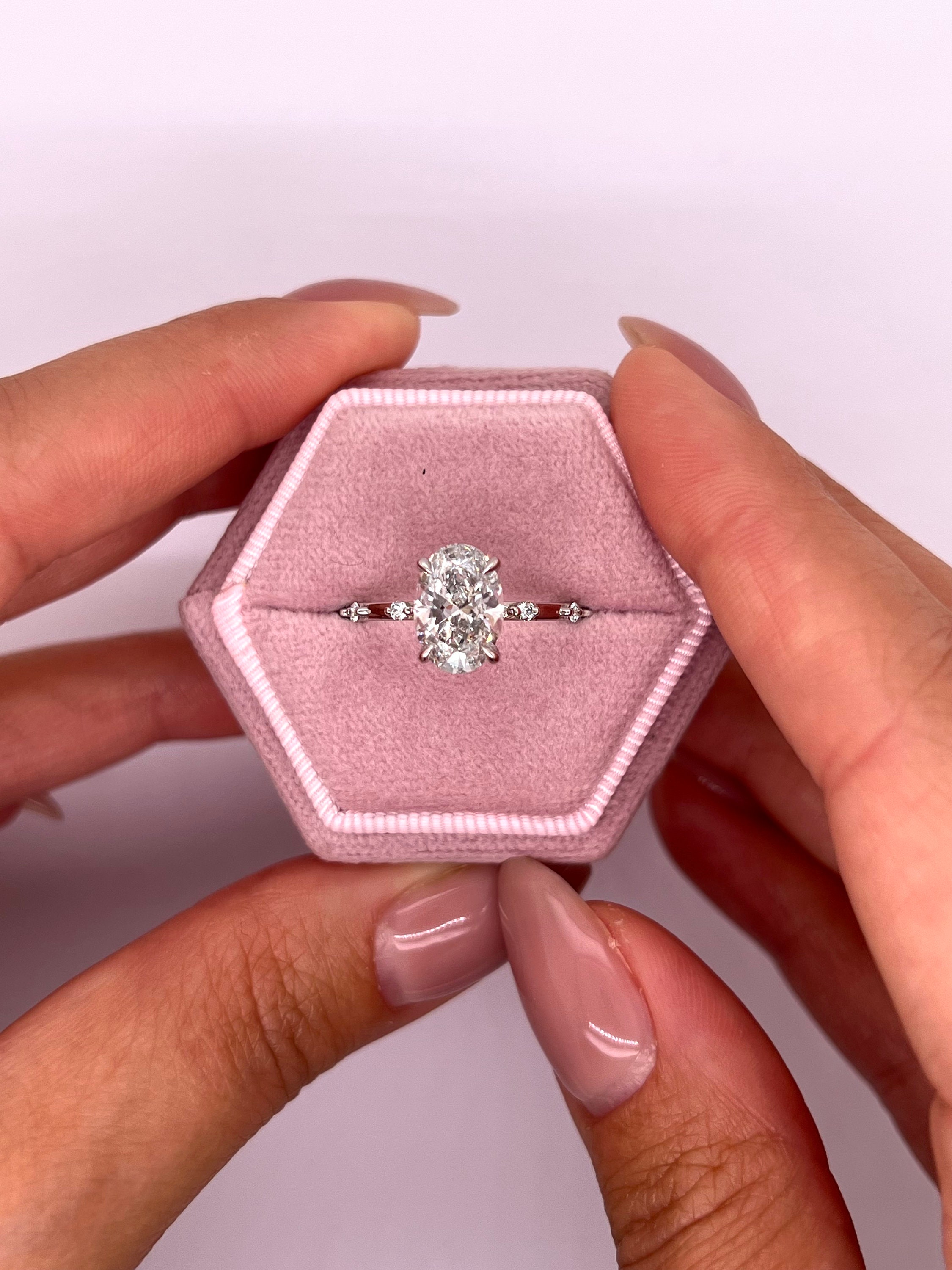 2 カラットのオーバル ラボ グロウン ダイヤモンド リング / 2 CT 