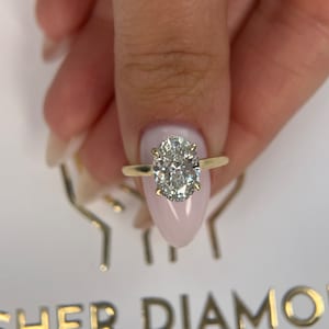 Katedralset med 2 karat oval D-färg VVS2-klarhet IGI-certifierad labgrown diamant Solitaire Hidden Halo förlovningsring i 14k gult guld