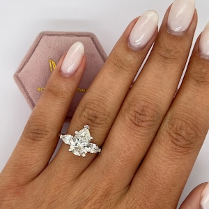 2.5 Carat IGI CERTIFIED F VS1 Three Stone Pear Cut Lab Grown Diamond Engagement Ring 18k White Gold