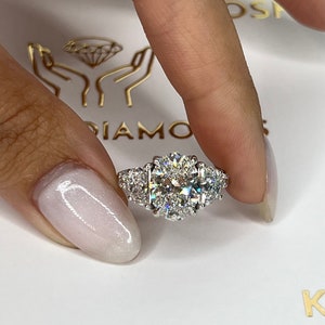 Anillo de compromiso con diamantes cultivados en laboratorio de talla ovalada de 4,20 quilates, certificado IGI E/VVS2, diseño único y personalizado, con media luna y diamantes laterales redondos, oro de 18 k.