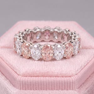 5 karaat ovale, in het laboratorium gekweekte diamanten, afwisselend levendig roze en D-kleur, VVS2-helderheid, eternity ring, 14-karaats goud.