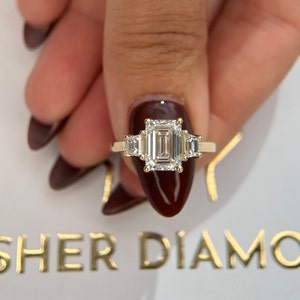 2.5 Karat IGI Zertifizierte E Farbe VVS2 Klarheit Drei Stein Smaragd Diamant Verlobungsring, Seitliche Trapeze 14k Gelbgold