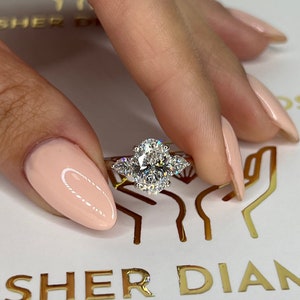2.50 Karat D Farbe VVS2 Klarheit IGI-zertifizierter Diamant-Verlobungsring mit ovalem Schnitt im Labor gewachsen, seitliche Diamanten, 14 Karat Weißgold