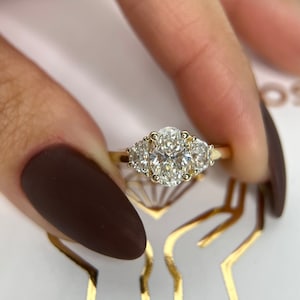 Bague de fiançailles diamants trois pierres taillés en laboratoire, pureté ovale 2,5 carats certifiée IGI, diamants demi-lune sur les côtés or jaune 14 carats
