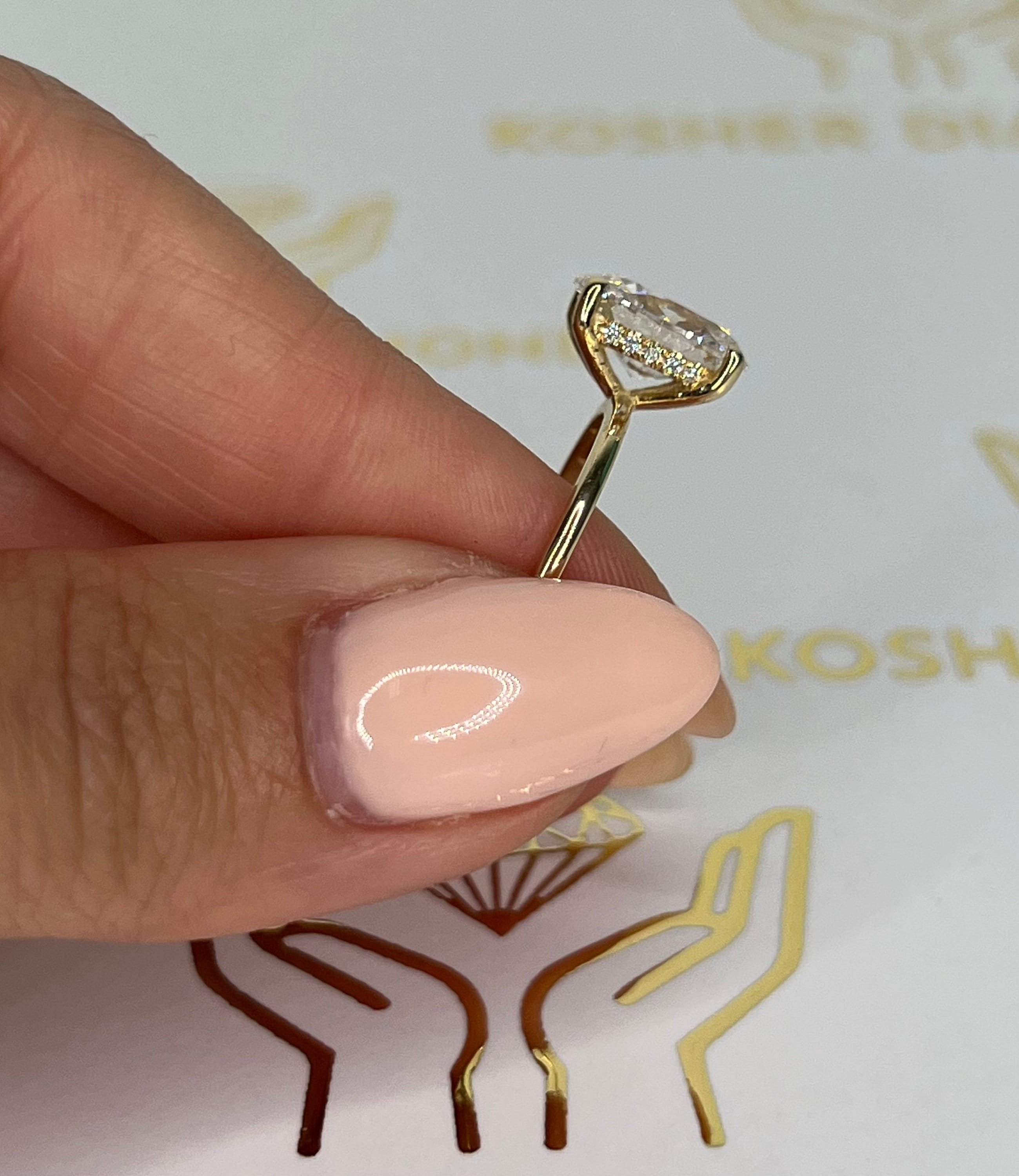 2 karaat D-kleur VVS2 Clarity IGI-gecertificeerd ovaal geslepen laboratoriumdiamanten solitaire verborgen halo verlovingsring 14k geelgoud