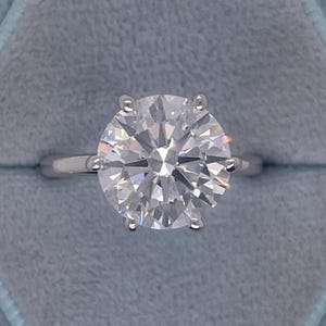 Schlicht und elegant 5 Karat E Farbe VVS2 Klarheit IGI-zertifizierter runder Diamant Solitär-Verlobungsring mit 6 Zinken aus 14 Karat Gold