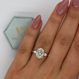 3 Karat E / VVS2 IGI CERTIFIED Oval Cut Lab erstellt Diamanten Drei Stein-Verlobungsring, Baguette Side Diamanten, 18 Karat Weißgold